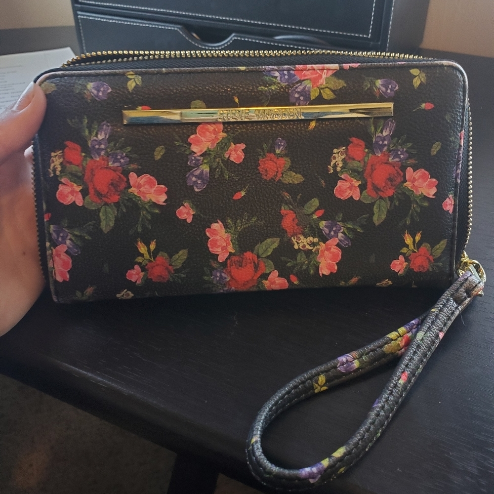 Steve Madden High Capacity Wallet Black Floral